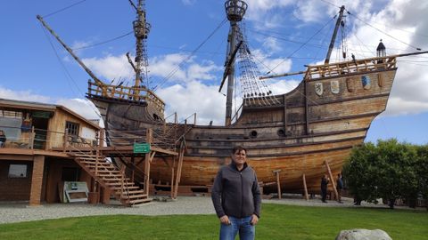 Juan frente a la réplica a escala real del navío Victoria que él mismo construyó con sus manos