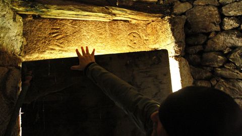 La piedra labrada fue reaprovechada como dintel en una puerta de una vieja construcción