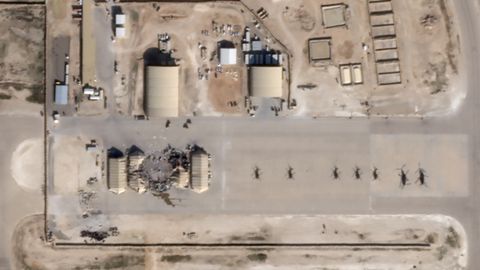 Imagen de satélite del impacto de los cohetes iraníes en varios búnqueres de la base Al Asad en Irak