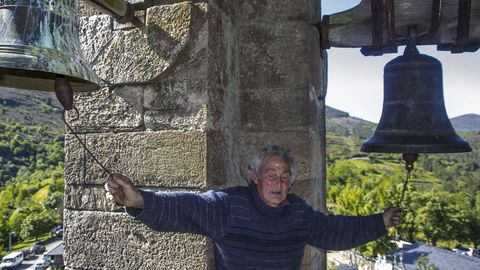 Manuel Álvarez tocando as campás da igrexa de Vilamor nunha imaxe tomada no 2013