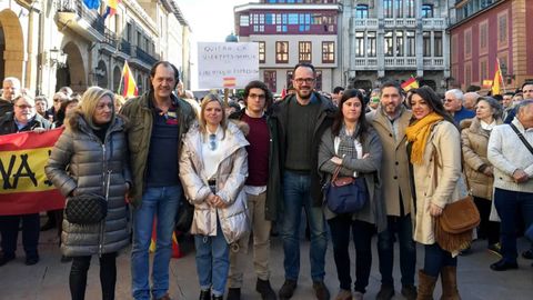 El diputado nacional de Vox por Asturias, Jos Mara Figaredo, junto con otros miembros de Vox Asturias, en Oviedo durante la concentracin