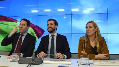 El lder del PP, Pablo Casado, junto a vicesecretaria de Organizacin, Ana Mara Beltrn y el secretario general del partido, Teodoro Garca Egea