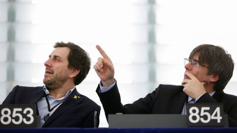 El exconsejero catalan huido Toni Comn y el expresidente Puigdemont, en su estreno en el Europarlamento, donde este ltimo ret a los socialistas a ver si votan a favor o no de la suspensin de su inmunidad despus de que Snchez abogase por no seguir judicializando la poltica