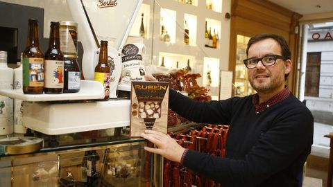 «Véndense sós». Francisco Chao, de Casa Chao, posa con algunos de los productos gourmet producidos en A Mariña que mejor aceptación tienen entre el público