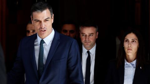 Pedro Sánchez, seguido por Iván Redondo, en una imagen de archivo.