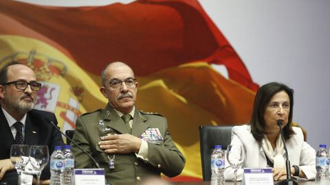 El general Fernando Alejandre con la ministra de Defensa, Margarita Robles, en un acto en mayo del 2019
