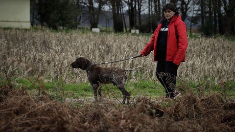 Ángeles Barreiro posa con uno de sus perros