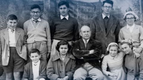Don Ricardo, cos primeiros alumnos de Fingoi. Detrás: Rosendo Figueroa, Emilio Valiño del Río, Pedro Fernández, José Luis Ferández e Picocha Fernández. Diante: José Carlos Figueroa, Carmela Dadín, Ricardo Carballo Calero, Mª Carmen Gil e Pepa Carro. fotos: arquivo fingoi e antigos alumnos de fingoi