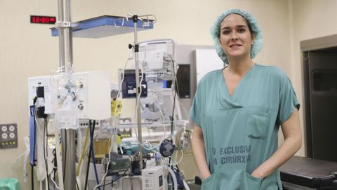 Paula Román trabaja como neurocirujana en el CHUS