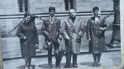 Carballo Calero organizou numerosas viaxes culturais para os alumnos do Colexio Fingoi. Aquí, en Compostela.