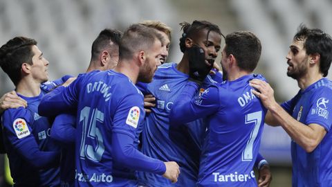 Los jugadores del Oviedo celebran el 1-0 de Ibra