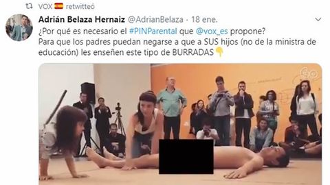 La cuenta oficial de Vox, retuiteando un bulo para defender así la utilización de un «pin parental»