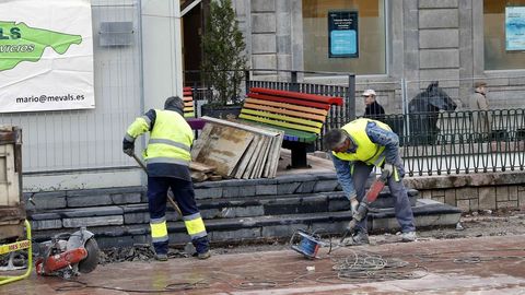 El Ayuntamiento de Oviedol retiró los bancos arcoíris de la plaza de la Escandalera 
