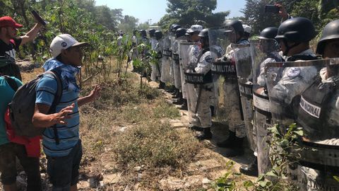 Las fuerzas mexicanas frenan a un grupo de inmigrantes tras cruzar el ro Suchiate