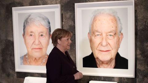 Merkel inaugur en Essen  la exposicin Survivors. Faces of Life after the Holocaust, formada por los retratos de 75 supervivientes.