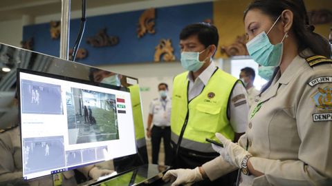 Controles por la enfermedad en aeropuerto de Indonesia