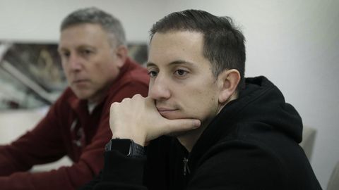Bruno Bello (de negro), hermano de Diego Bello, el coruñés asesinado en Filipinas. Junto a él, su tío, Francisco Lafuente.
