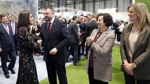 Letizia Ortiz saluda a Adrián Barbón, en presencia de Berta Piñán y Graciela Blanco, en Fitur
