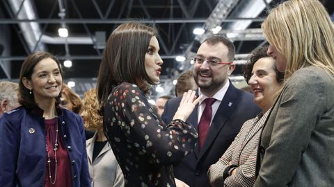 Letizia Ortiz conversa animandamente con Adrián Barbón, Berta Piñán y Graciela Blanco, en presencia de Reyes Maroto, en la inauguración de Fitur