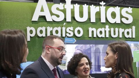 Letizia Ortiz conversa con Adrián Barbón y Berta Piñán en el estand de Asturias en Fitur