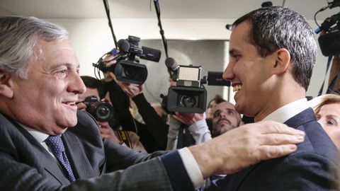 Antonio Tajani saluda a Guaidó a su llegada a la sede de la Eurocámara