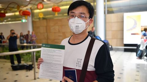 kevin Ouyang, quien llegó de Wuhan, habla a los medios de comunicación al llegar al aeropuerto internacional de Sydney