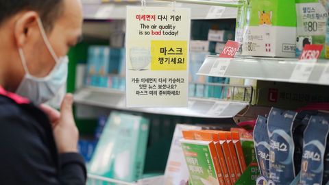 Un turista extranjero busca máscaras faciales en una tienda en Seúl, Corea del Sur