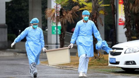 El personal médico lleva una caja mientras caminan en el hospital Jinyintan, donde los pacientes con neumonía causada por la nueva cepa de coronavirus están siendo tratados, en Wuhan