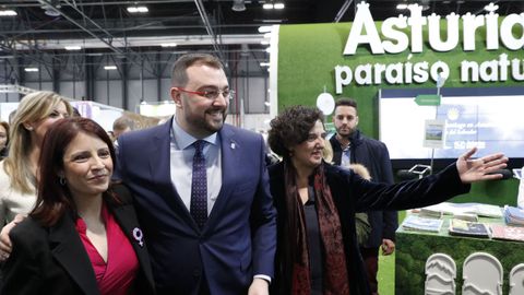 Adrián Barbón, flanqueado por Adriana Lastra y Berta Piñán, en el estand de Asturias en Fitur