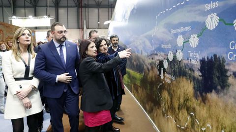 Graciela Blanco, Adrián Barbón, Adriana Lastra, Berta Piñán y Alejandro Calvo observan sobre un mapa el recorrido del Camino Primitivo, en el pabellón de Fitur