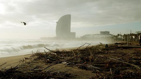 Así quedó la famosa playa de la Barceloneta, en pleno centro de la Ciudad Condal.