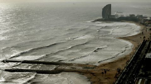 Vista de pájaro de la playa en la Ciudad Condal.