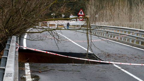 La carretera C-35 a su paso por el Pont de Ferro en Hostalric (Barcelona), permanece cortada debido a un enorme socavón producido por los efectos del temporal.
