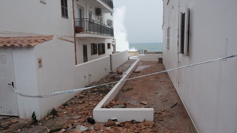 Calle cortada por elementos de inmuebles dañados tras el paso de la borrasca Gloria en Mallorca.