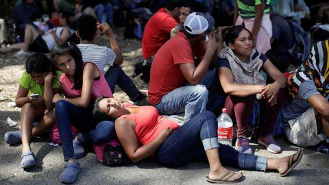 La caravana de migrantes centroamericanos se toma un descanso en Frontera Hidalgo (Chiapas)