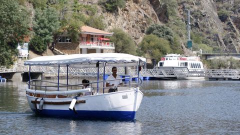 Catamaranes frente al club náutico en el que tienen su base las rutas por el cañón del Sil