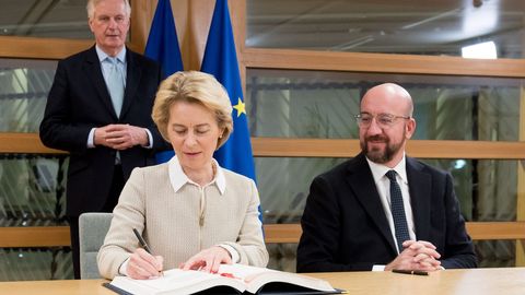 Ursula von der Leyen y Charles Michel firmaron el acuerdo del brexit antes de remitirlo a Londres