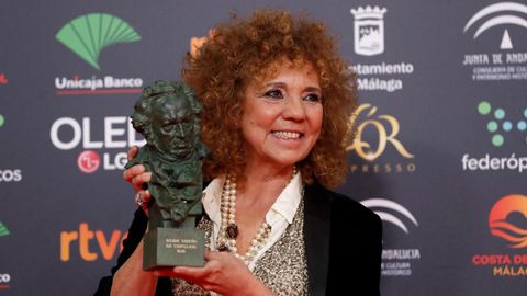 La diseadora Sonia Grande posa con el premio a Mejor diseo de vestuario por su trabajo en Mientras dure la guerra