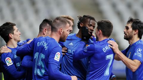 Los futbolistas azules celebran el gol de Ibra ante el Huesca