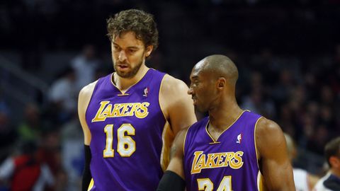 Pau Gasol charlando con Kobe Bryant, en el 2013, durante un partido de los Lakers