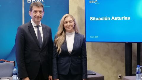 Rafael Domenech, responsable de Análisis Económico de BBVA Research, y Asunción Álvarez, directora regional de la Territorial Noroeste de BBVA