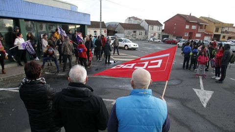 Protesta en el exterior de la piscina municipal por el impago de nóminas a los trabajadores