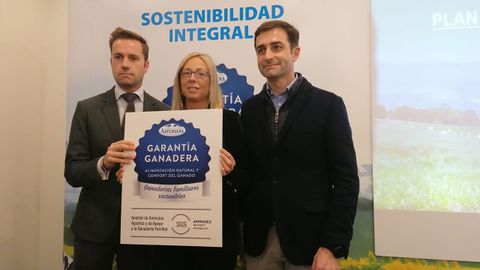 Manuel Reineiro fernández, Estefanía Iglesias y Ramón García en la sede de Central Lechera Asturiana en Granda, Siero