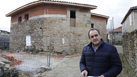 Aquilino Domínguez, alcalde de Parada de Sil delante de una de las viviendas