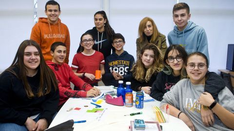 El IES Monte das Moas presenta dos equipos al programa CanSat de la ESA. En la imagen, con su profesora Conchi Fernández (de pie, segunda por la derecha)