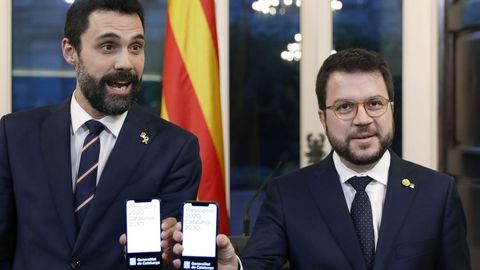 Pere Aragonès entregó este miércoles el proyecto de presupuestos al presidente del Parlamento catalán, Roger Torrent