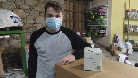 Un trabajador de Comercial Mida con una de las mascarillas sanitarias que la empresa está enviando a China y a otros países