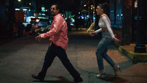 Los actores Adam Sandler y Julia Fox, en un fotograma del filme «Diamantes en bruto»