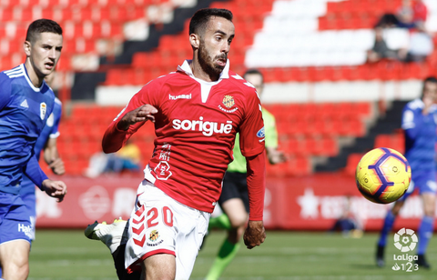 Coris, con Javi Hernández detrás, en el Nàstic-Real Oviedo de la 18/19