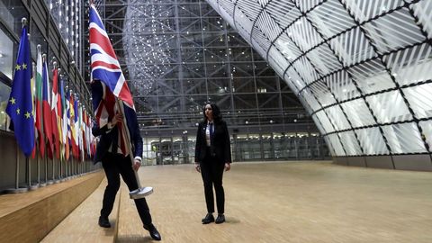 La retirada discreta de la Union Jack de las instituciones de la UE marcaron el adiós oficial de Bruselas a Reino Unido